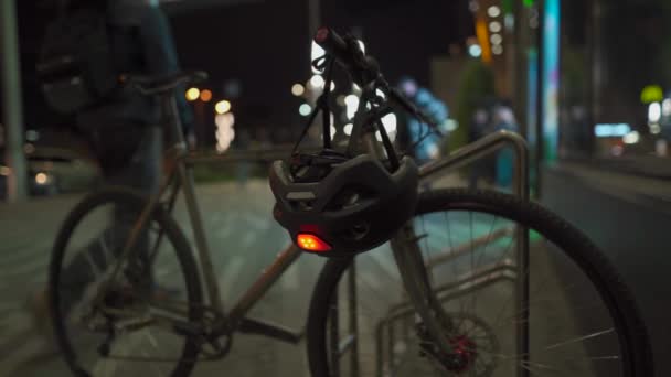 Bicycle Parked Bike Parking Lot Night Supermarket Cycle Helmet Blinker — ストック動画