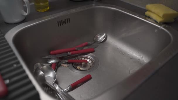 Zblízka Pokojská Hospodyně Mytí Nádobí Kuchyni Ruce Ženy Myjící Nádobí — Stock video