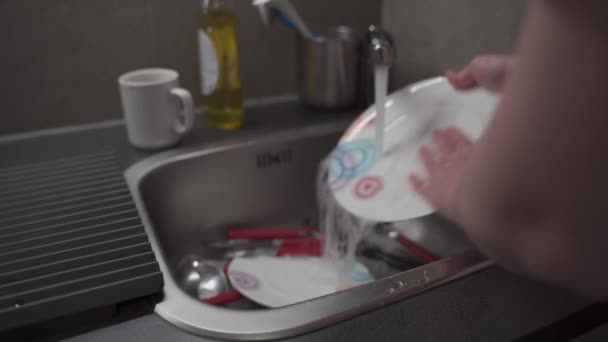 Sluiten Meid Huisvrouw Wassen Schoonmaken Keuken Handen Van Een Vrouw — Stockvideo