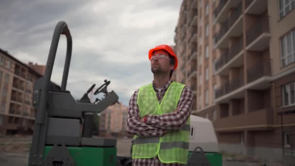 Portrait Male Construction Worker His Hands His Chest Proudly Looking — Vídeos de Stock