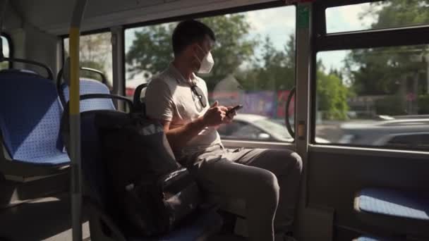 Passenger Ffp2 Mask Bus Munich Browsing Internet Mobile Phone Coronovirus — Stock videók