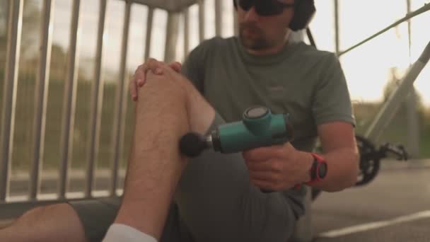 Чоловічі Велосипедні Масажі Язи Сухожилля Масажним Ударним Пристроєм Після Тренувань — стокове відео