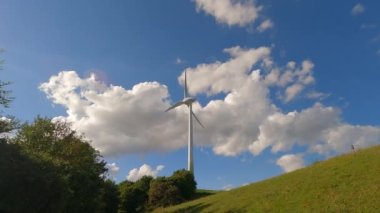 Ekolojik enerji kaynağı. Zeplin Frottmaninger Berg. Türbin Frottmaninger Mullberg. Windrad Frottmaninger Mullberg. Münih 'teki yel değirmeni. Yenilenebilir enerji kavramı. Almanya 'da rüzgâr türbini gökyüzüne karşı