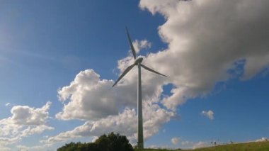Rüzgar türbini, Gut Grosslappen, Münih, Bavyera, Almanya. Münih, Almanya 'daki Allianz Arena yakınlarında yeşil enerji üretiyor. Konu çevre dostu bir enerji kaynağı.