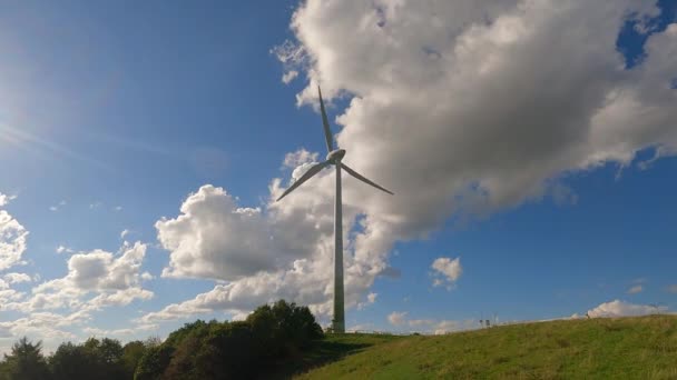 Ekologiczne Źródło Energii Wiatrak Górze Monachium Turbina Wiatrowa Niemczech Turbina — Wideo stockowe