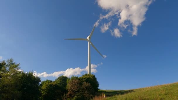 Egy Ökológiai Energiaforrás Szélmalom Egy Hegyen Münchenben Szélturbina Németországban Turbinás — Stock videók