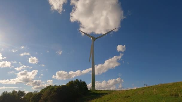 風力タービン Gut Grosslappen ミュンヘン バイエルン ドイツ 風車はドイツのミュンヘンにあるアリアンツ アリーナ近くで緑のエネルギーを生産している このトピックは環境に優しいエネルギー源です — ストック動画