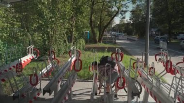 Bir adam bisikletini Almanya 'nın Münih kentindeki çok katlı modern bir bisiklet parkına park ediyor. Bisikletçi, iki kattaki park yerinin dışında bisiklet kenti kullanıyor. Bir erkek bisikletini iki sıra halinde park yerine koyar.