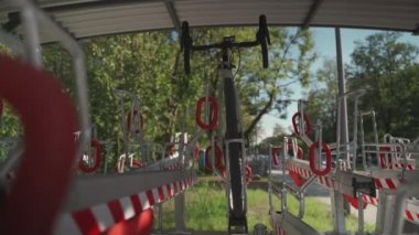 Adam bisikletini Münih, Almanya 'da iki katlı bir bisiklet parkına park ediyor. Çift katlı bisiklet parkı. Bisikletçi bisikletini ikiye bölünmüş bir bisiklet parkına park ediyor. Altyapı döngüsü