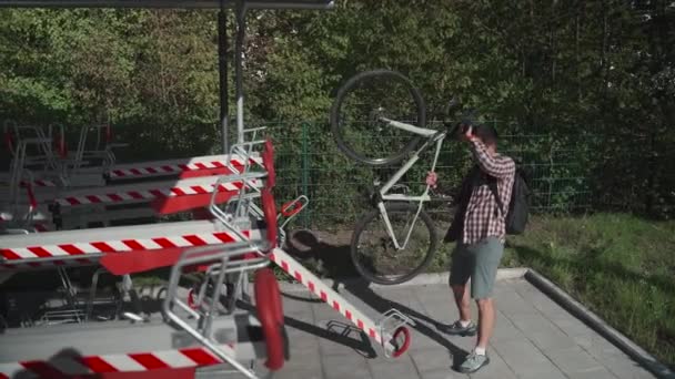 Infra Estrutura Bicicletas Homem Usa Estacionamento Bicicleta Dois Andares Munique — Vídeo de Stock