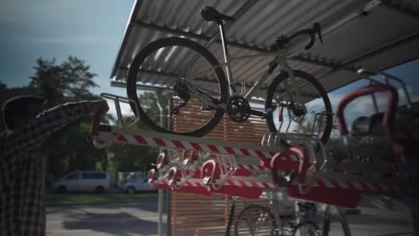 Mężczyzna Parkuje Rower Dwupoziomowym Parkingu Rowerowym Monachium Niemczech Dwupiętrowy Parking — Wideo stockowe