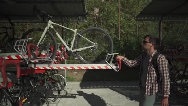 男子把自行车停在德国慕尼黑的两层自行车停车场 双层自行车停车场 骑自行车的人把自行车停在一个分层次的自行车停车场里 骑自行车的基础设施 — 图库视频影像