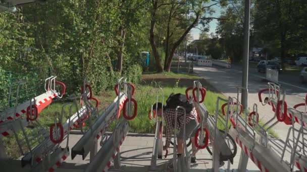 Uomo Parcheggia Sua Bicicletta Moderno Parcheggio Urbano Biciclette Più Livelli — Video Stock