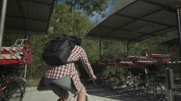 德国慕尼黑 一名男子将自行车停在一个现代化的城市多层次自行车停车场 骑自行车的人把自行车停在城郊的两层楼外 一个男人把自行车放在两排停车场 — 图库视频影像
