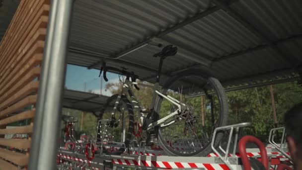 Fietsinfrastructuur Een Man Maakt Gebruik Van Dubbeldekker Fiets Parkeerplaats München — Stockvideo