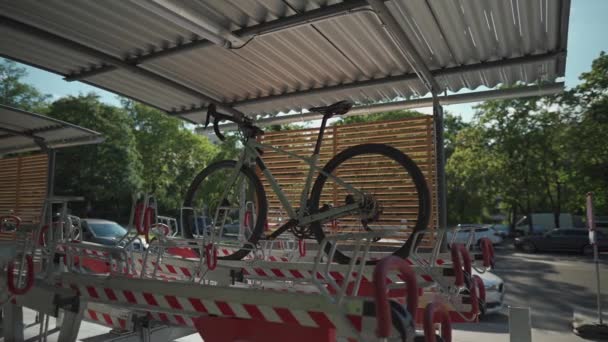 Homem Estaciona Sua Bicicleta Moderno Estacionamento Urbano Bicicletas Vários Níveis — Vídeo de Stock