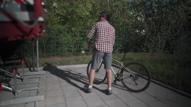 Homme Gare Son Vélo Dans Parking Urbain Moderne Plusieurs Niveaux — Video