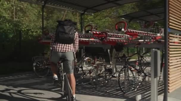 Hombre Aparca Bicicleta Moderno Estacionamiento Urbano Bicicletas Varios Niveles Munich — Vídeo de stock