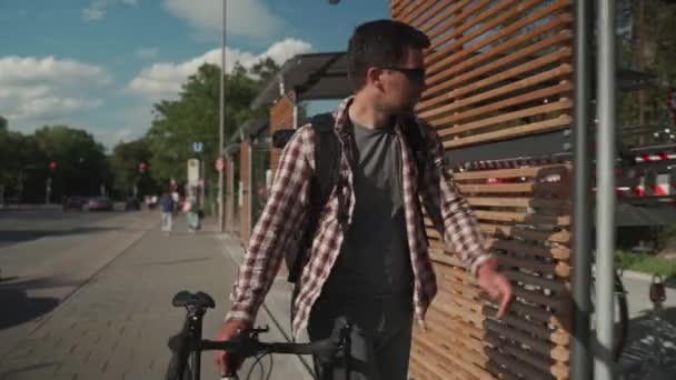 Férfi Kétszintes Kerékpárparkolóban Parkol Münchenben Németországban Kétszintes Kerékpárparkoló Egy Biciklis — Stock videók