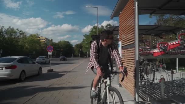 Muž Parkuje Dvoupatrovém Parkovišti Německém Mnichově Dvoulůžkové Parkoviště Pro Kola — Stock video