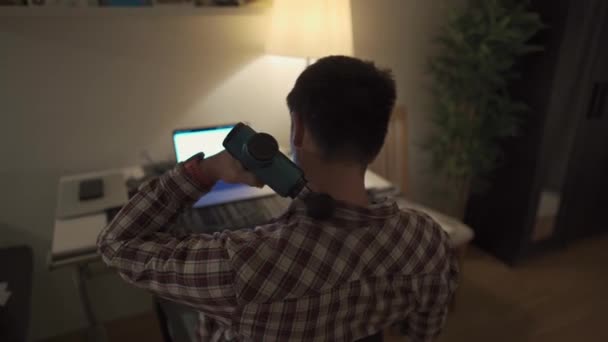 Втомлений Студент Чоловік Навчається Ноутбуці Вдома Пізнього Часу Має Біль — стокове відео