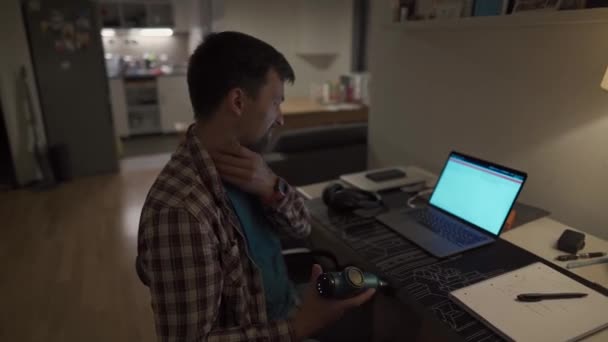 Nackenschmerzen Nervenarthritis Mann Der Bis Spät Die Nacht Laptop Mit — Stockvideo
