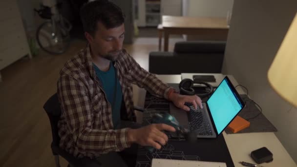 Zmęczony Student Uczy Się Laptopie Domu Późna Ból Szyi Masuje — Wideo stockowe