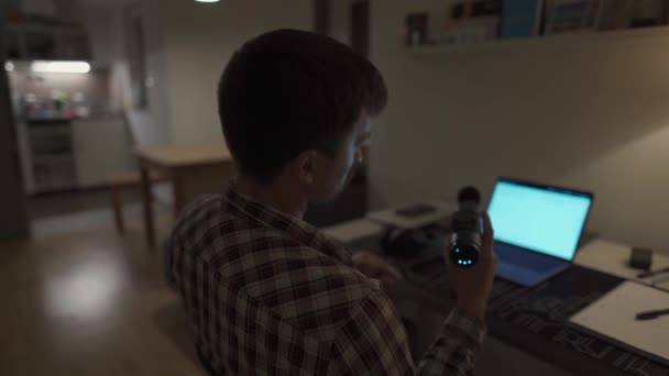Zmęczony Student Uczy Się Laptopie Domu Późna Ból Szyi Masuje — Wideo stockowe