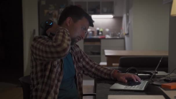 Geç Saatlere Kadar Dizüstü Bilgisayarda Çalışan Yorgun Erkek Öğrenci Boynu — Stok video