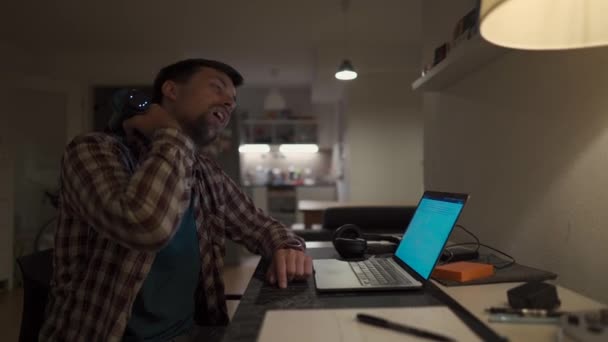 Boyun Ağrısı Servikal Osteokondrosis Erkek Öğrenci Bilgisayar Başında Boynu Ağrıyan — Stok video