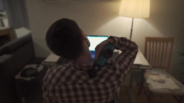 Boyun Ağrısı Servikal Osteokondrosis Erkek Öğrenci Bilgisayar Başında Boynu Ağrıyan — Stok video