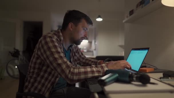 Dolor Cervical Cuello Artritis Nerviosa Hombre Estudiando Hasta Tarde Través — Vídeo de stock