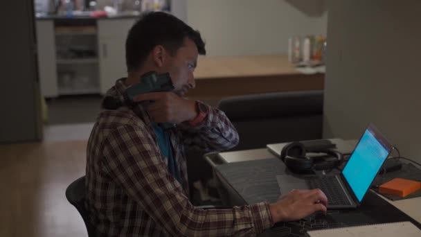 Втомлений Студент Чоловік Навчається Ноутбуці Вдома Пізнього Часу Має Біль — стокове відео
