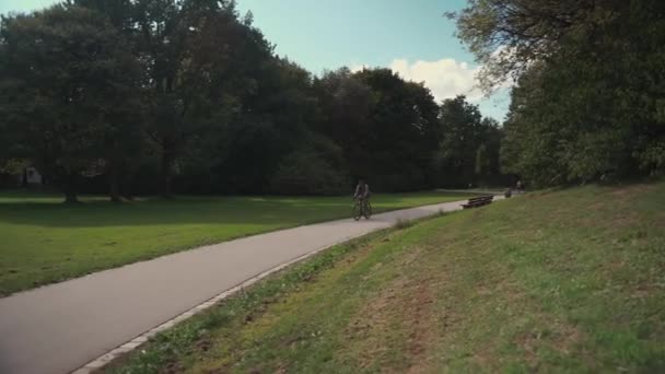 Cara Elegante Uma Camisa Com Uma Mochila Monta Uma Bicicleta — Vídeo de Stock