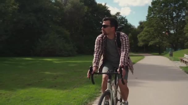 Bonito Hipster Com Mochila Camisa Desfruta Passeio Bicicleta Através Parque — Vídeo de Stock