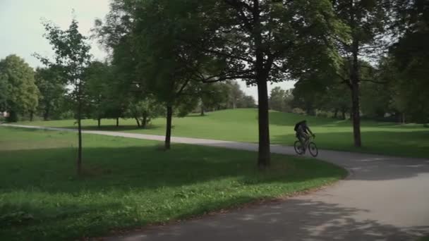 Przystojny Hipster Plecakiem Koszulą Korzysta Przejażdżki Rowerem Parku Miejskim Letnie — Wideo stockowe