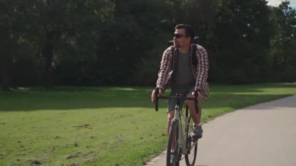 Bellissimo Hipster Con Zaino Camicia Gode Giro Bicicletta Attraverso Parco — Video Stock
