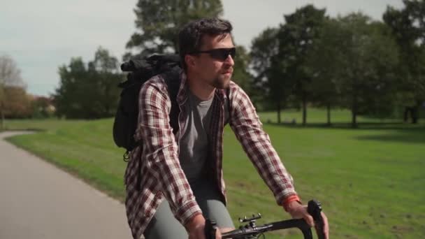 Mężczyzna Koszuli Plecaku Jeździ Rowerem Ścieżce Rowerowej Ogrodzie Miejskim Monachium — Wideo stockowe