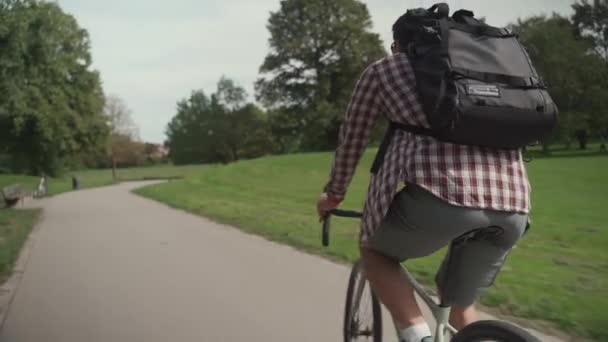 Stylový Chlapík Košili Batohem Jezdí Štěrkovém Kole Cyklistickém Pruhu Městském — Stock video