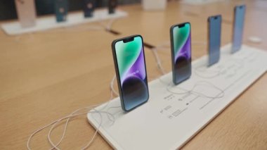 16 Eylül 2022, Münih, Almanya. Münih 'in merkezindeki Apple mağazasında yeni iPhone 14 satışının ilk günü. Resmi mağazadan satın alındıktan sonra yeni iPhone 14 Pro 'yu açmak ve açmak