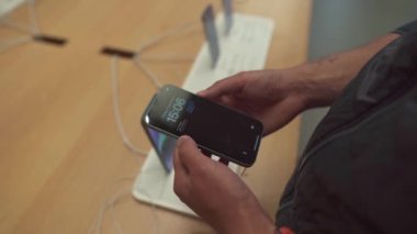 16 Eylül 2022, Münih, Almanya. Münih 'in merkezindeki Apple mağazasında yeni iPhone 14 satışının ilk günü. Resmi mağazadan satın alındıktan sonra yeni iPhone 14 Pro 'yu açmak ve açmak