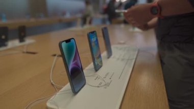 16 Eylül 2022, Münih, Almanya. Münih 'in merkezindeki Apple mağazasında yeni iPhone 14 satışının ilk günü. Resmi mağazadan satın alındıktan sonra yeni iPhone 14 Pro 'yu açmak ve açmak