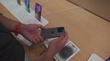 16 Eylül 2022, Münih, Almanya. Münih 'in merkezindeki Apple mağazasında yeni iPhone 14 satışının ilk günü. Resmi mağazadan satın alındıktan sonra yeni iPhone 14 Pro 'yu açmak ve açmak