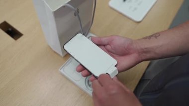 16 Eylül 2022, Münih, Almanya. Münih 'in merkezindeki Apple mağazasında yeni iPhone 14 satışının ilk günü. Resmi mağazadan satın alındıktan sonra yeni iPhone 14 Pro 'yu açmak ve açmak