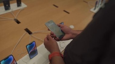 16 Eylül 2022, Münih, Almanya. Münih 'in merkezindeki Apple mağazasında yeni iPhone 14 satışının ilk günü. Resmi mağazadan satın alındıktan sonra yeni iPhone 14 Pro 'yu açmak ve açmak