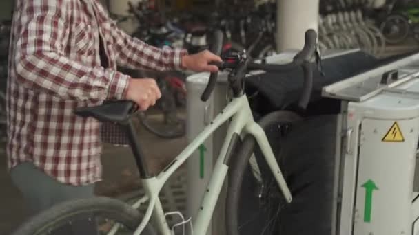 Bicicleta Masculina Lava Ciclo Ducha Bicicleta Automática Con Contadores Bicicletas — Vídeo de stock