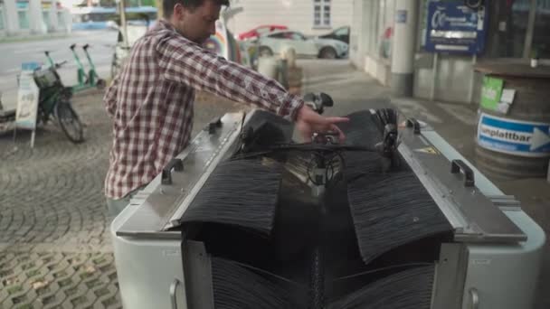 Tema Infraestructuras Ciclistas Europa Ciclista Lava Bicicleta Una Estación Automática — Vídeo de stock