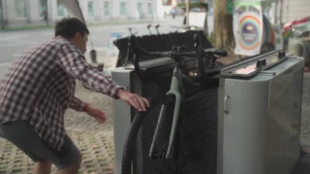 자전거를 남성은 도시에서 자동으로 자전거 차장을 이용한다 독일에서 자동화 자전거 — 비디오