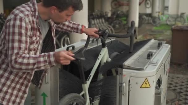 Tema Infraestructuras Ciclistas Europa Ciclista Lava Bicicleta Una Estación Automática — Vídeo de stock