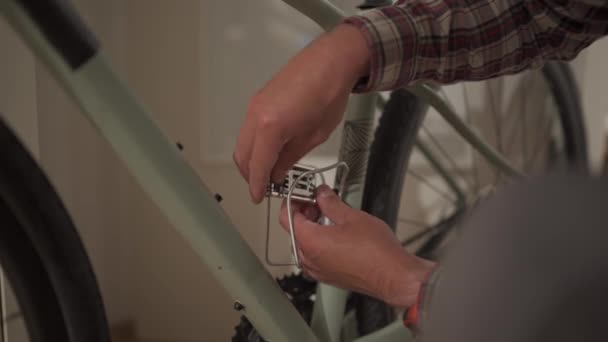 Hombre Está Arreglando Bicicleta Casa Hombre Repara Bicicleta Casa Guy — Vídeo de stock
